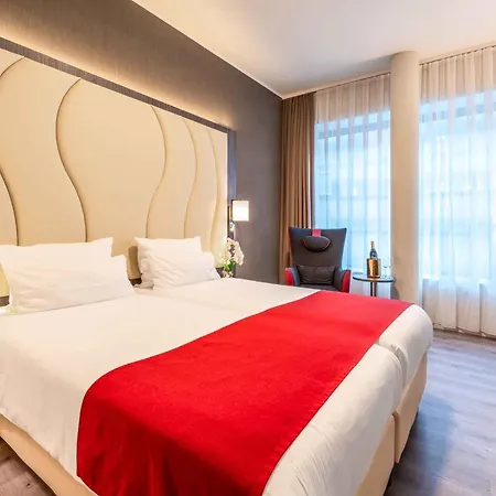 Hotel Plaza Premium Center 4*
