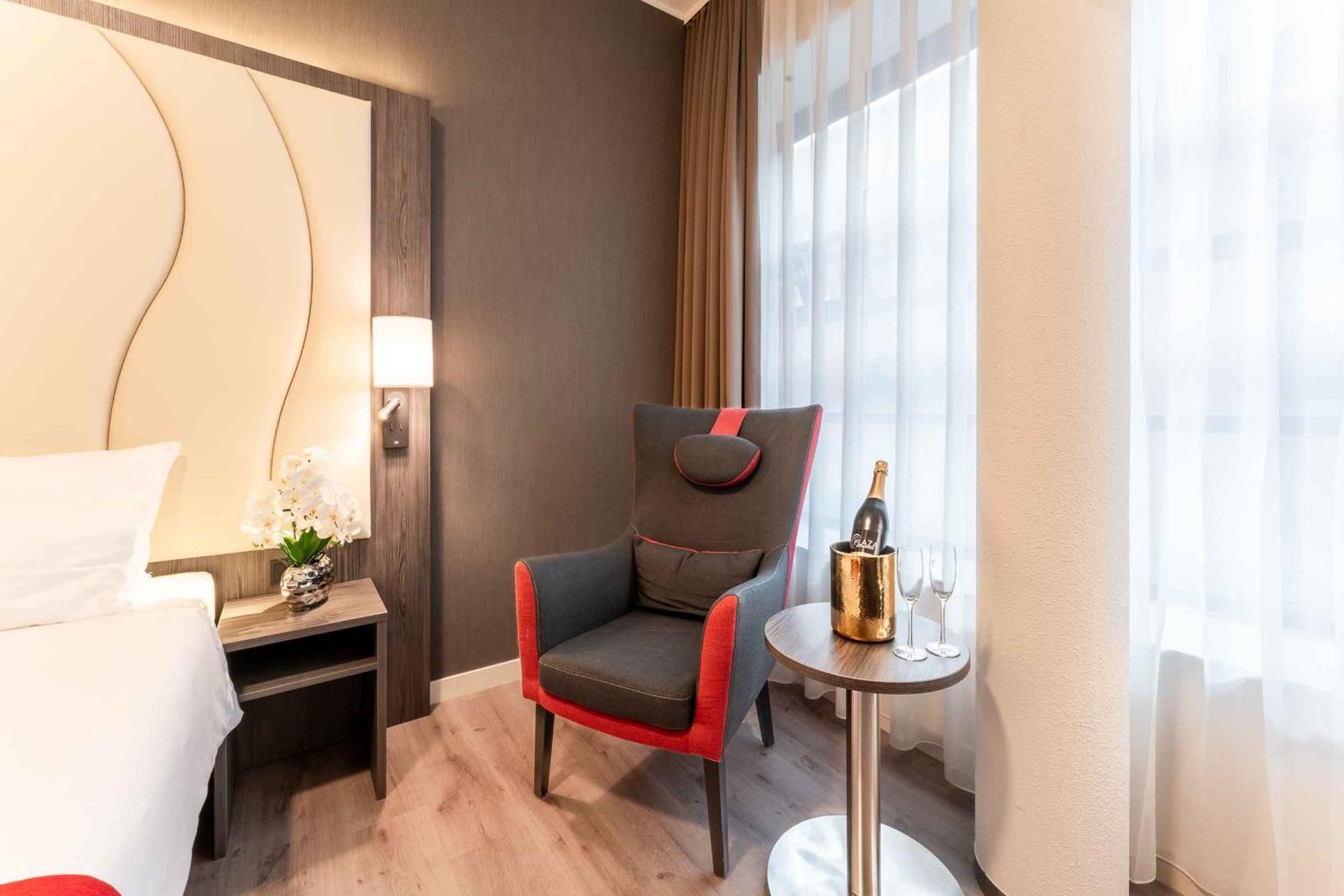 Plaza Premium Center Hotel 4*
