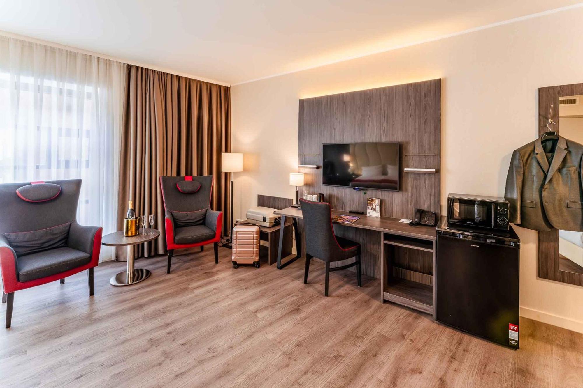 Plaza Premium Center 4*