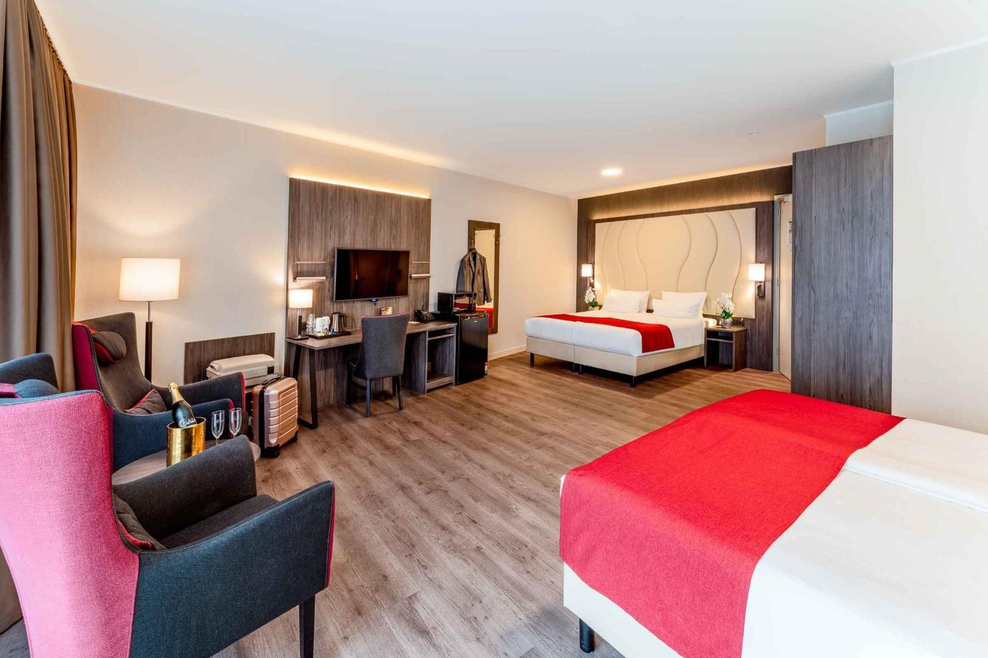 Plaza Premium Center Hotel 4*