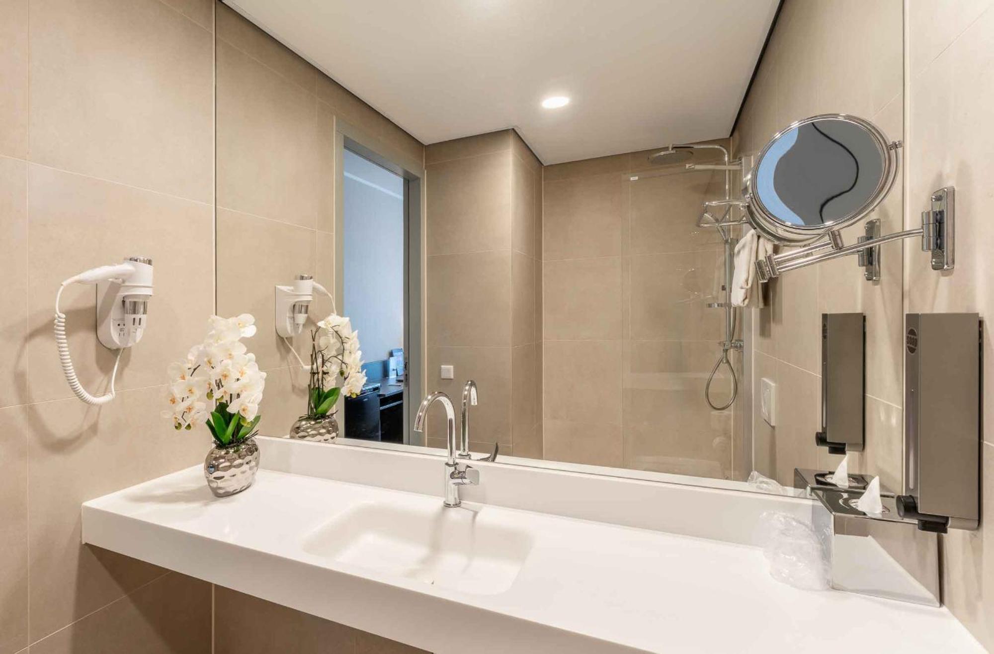 Plaza Premium Center 4*