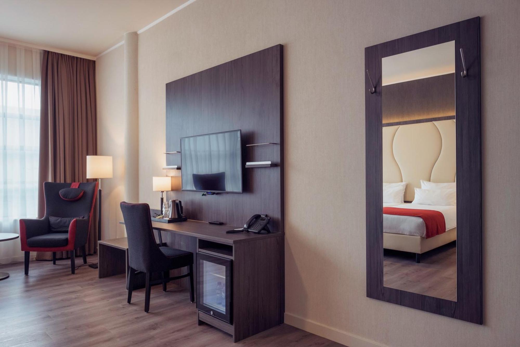 Hotel Plaza Premium Center 4*