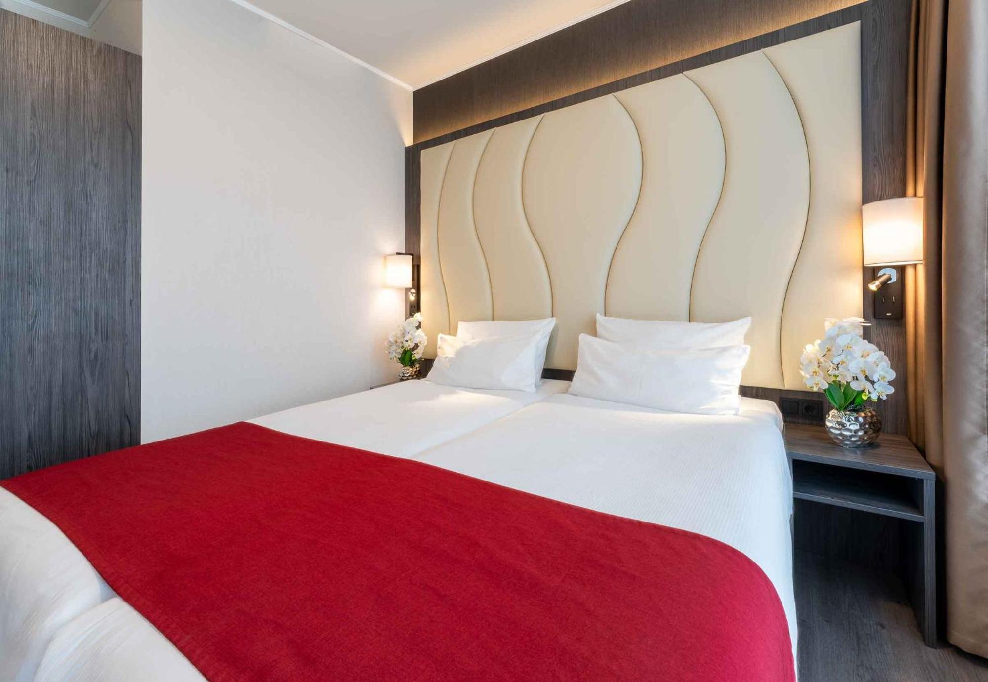 Hotel Plaza Premium Center 4*