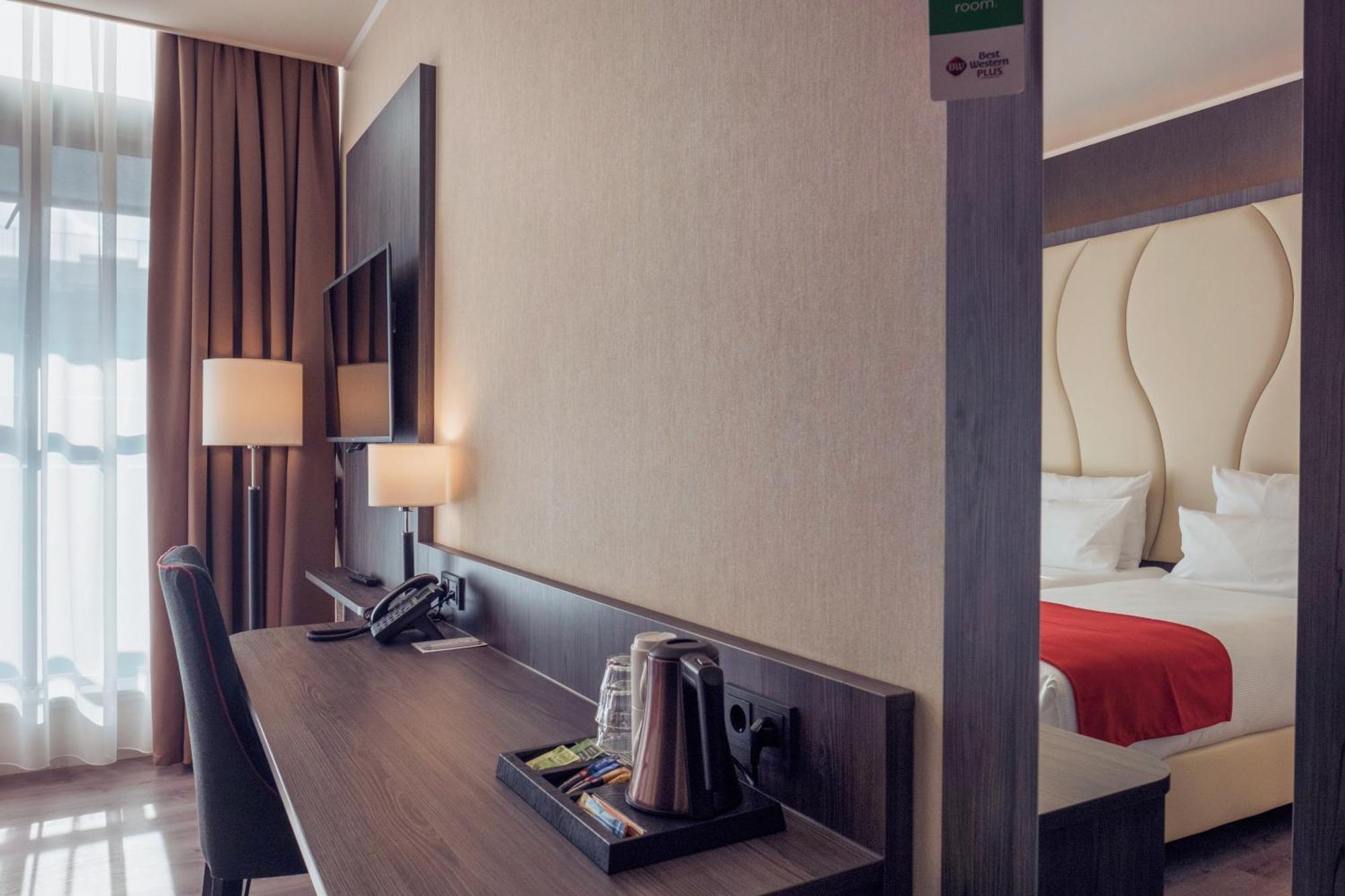 Plaza Premium Center 4*
