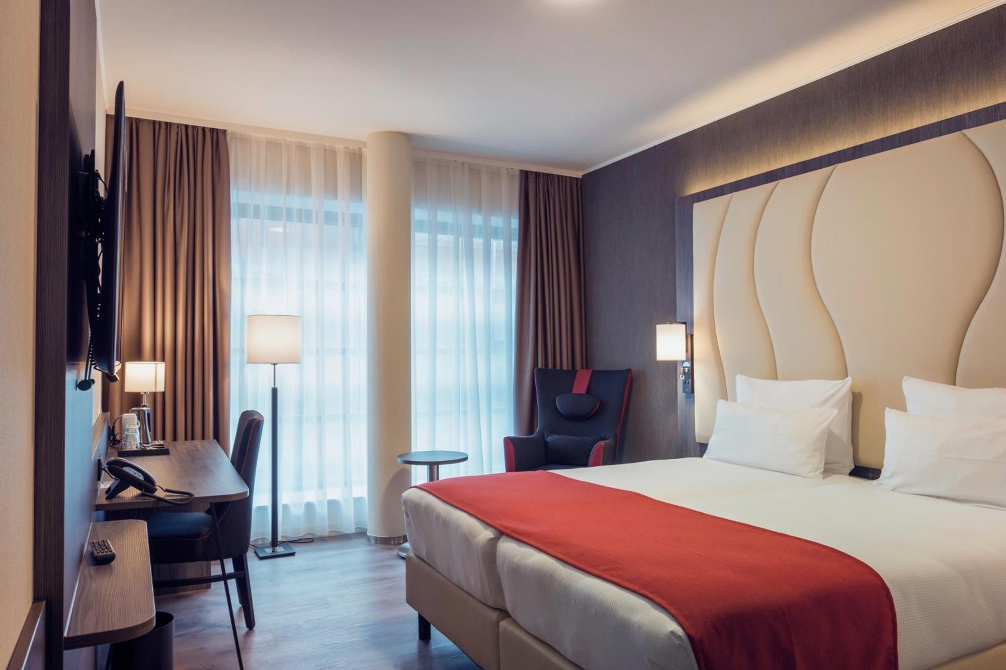 Plaza Premium Center Hotel 4*
