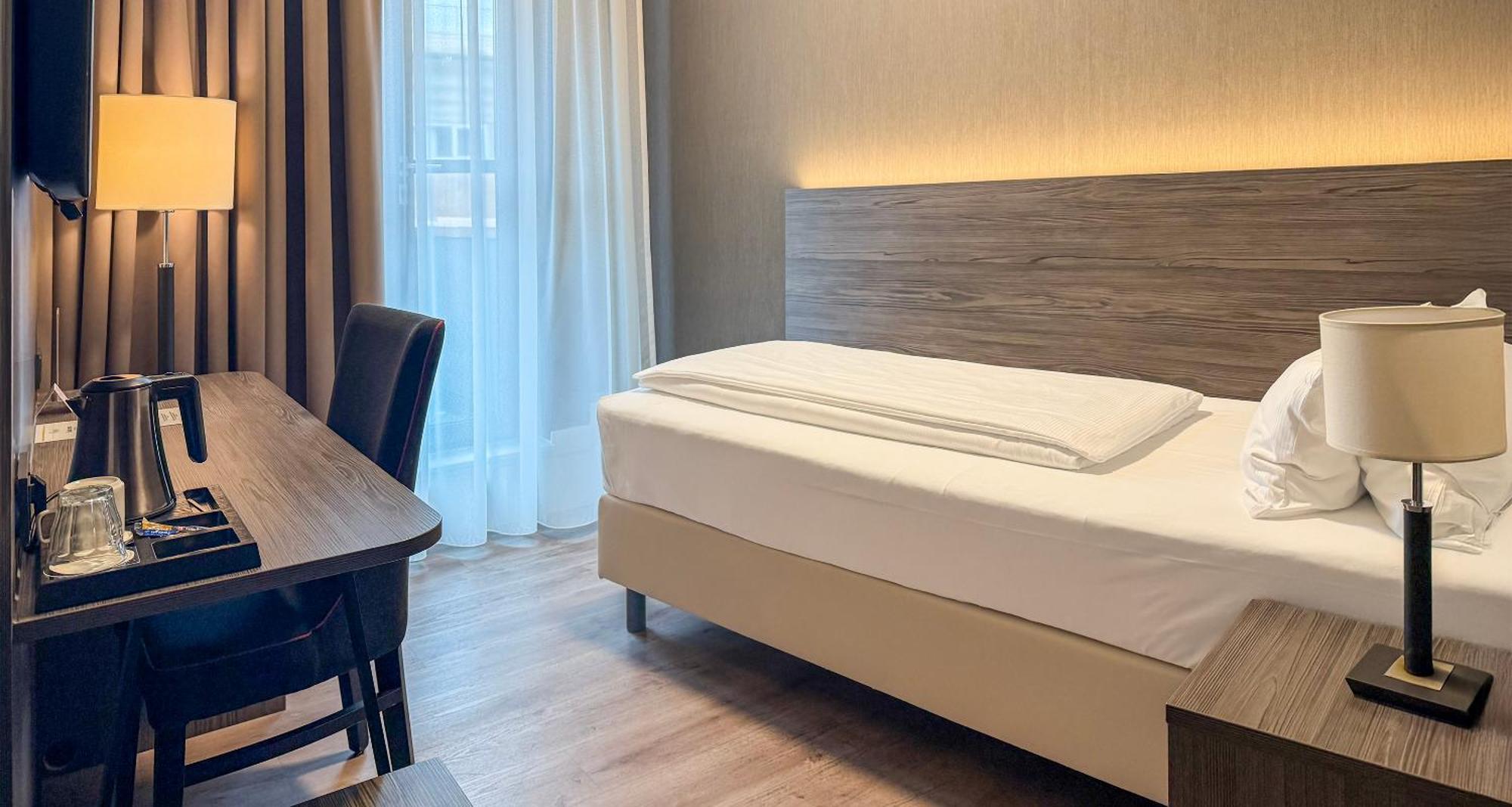 Western Plaza Center 4*