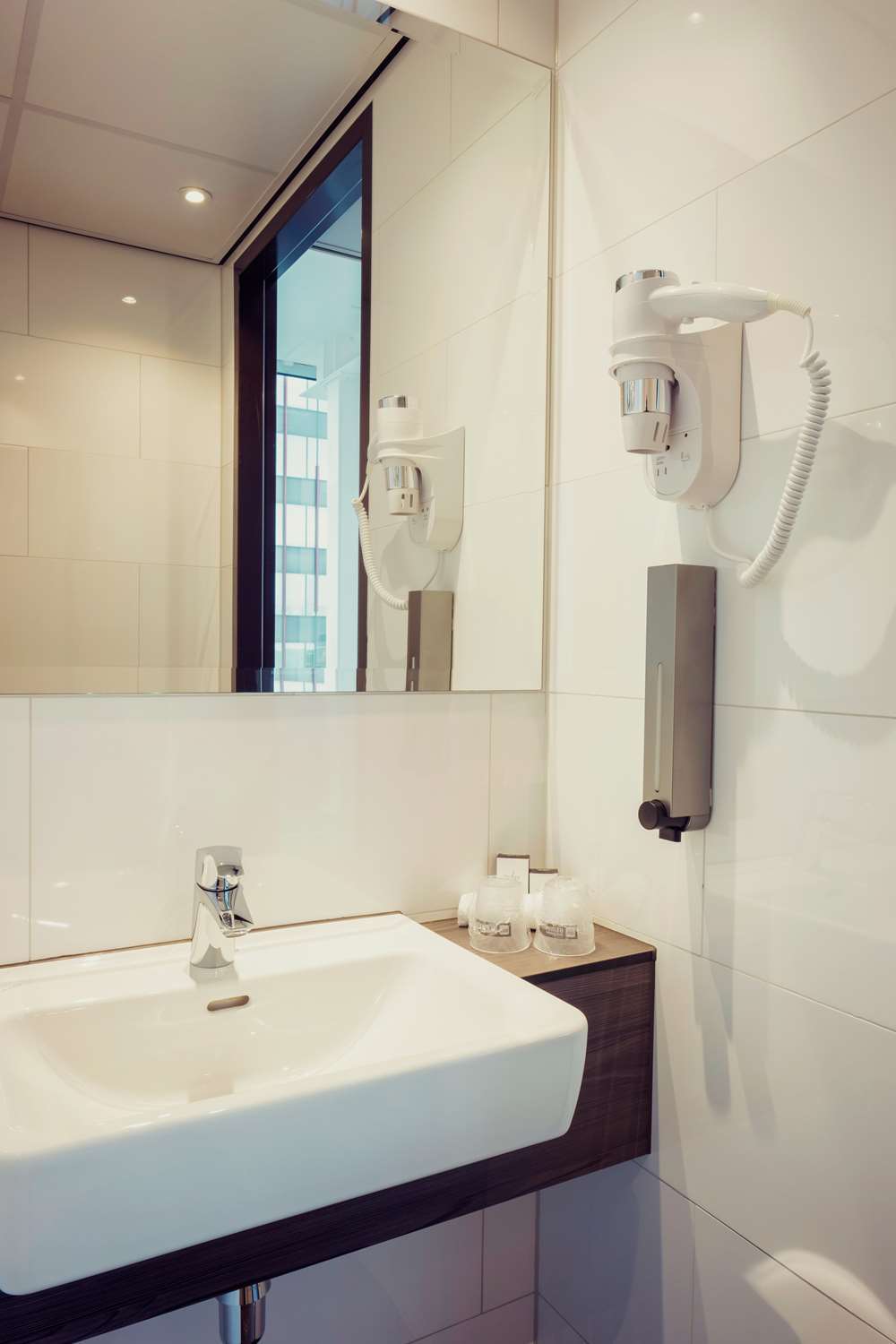 Plaza Premium Center 4*